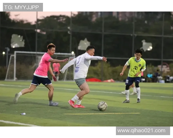 足球明星休假期间晒自拍照展现轻松生活与独特魅力引发粉丝热议