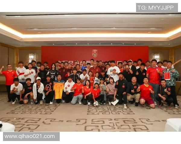 足球明星在街头偶遇中国球迷引发热烈互动与合影留念